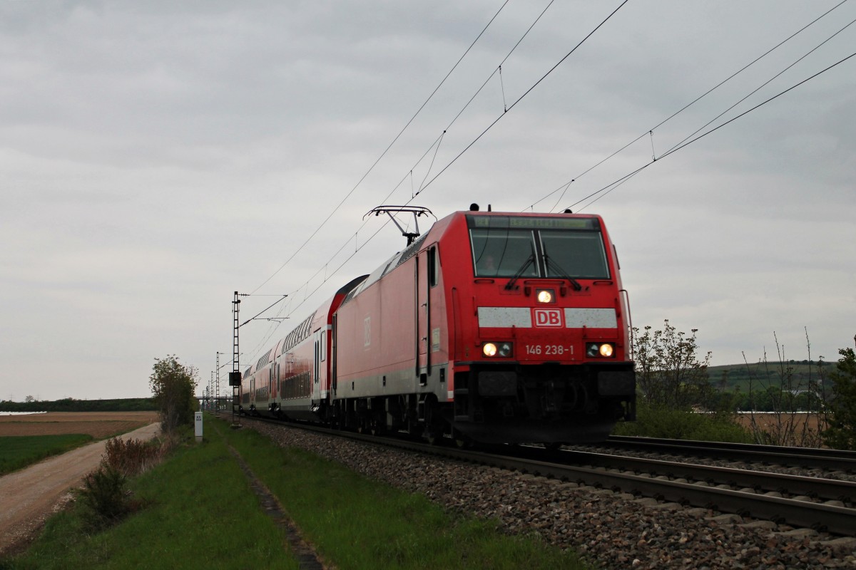 In kürze erreicht die Freiburger 146 238-1 mit einem RE nach Basel Bad Bf den Bahnhof von Müllheim (Baden), als sie am 18.04.2014 am Örtchen Hügelheim vorbei fuhr.