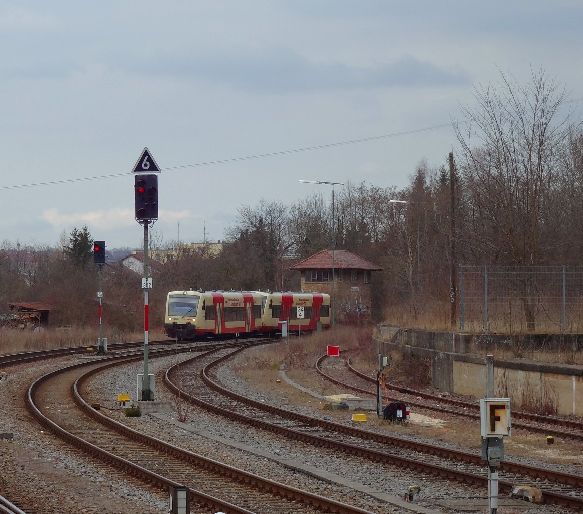 In Kürze erreicht der vorletzte Triebwagen in der alten Lackierung (VT214) der HzL den Bahnhof Hechingen. 
Aufgenommen bei der Einfahrt in diesen Bahnhof.