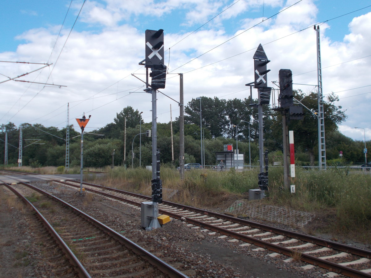 In Kürze findet in Samtens die Umstellung der DR Hl Lichtsignale auf Ks Signale statt.Am 01.August 2016 fotografierte ich das Ausfahrsignal E mit der Ablösung.Links das zukünftige Ausfahrsignal für Linksfahrten nach Bergen/Rügen.