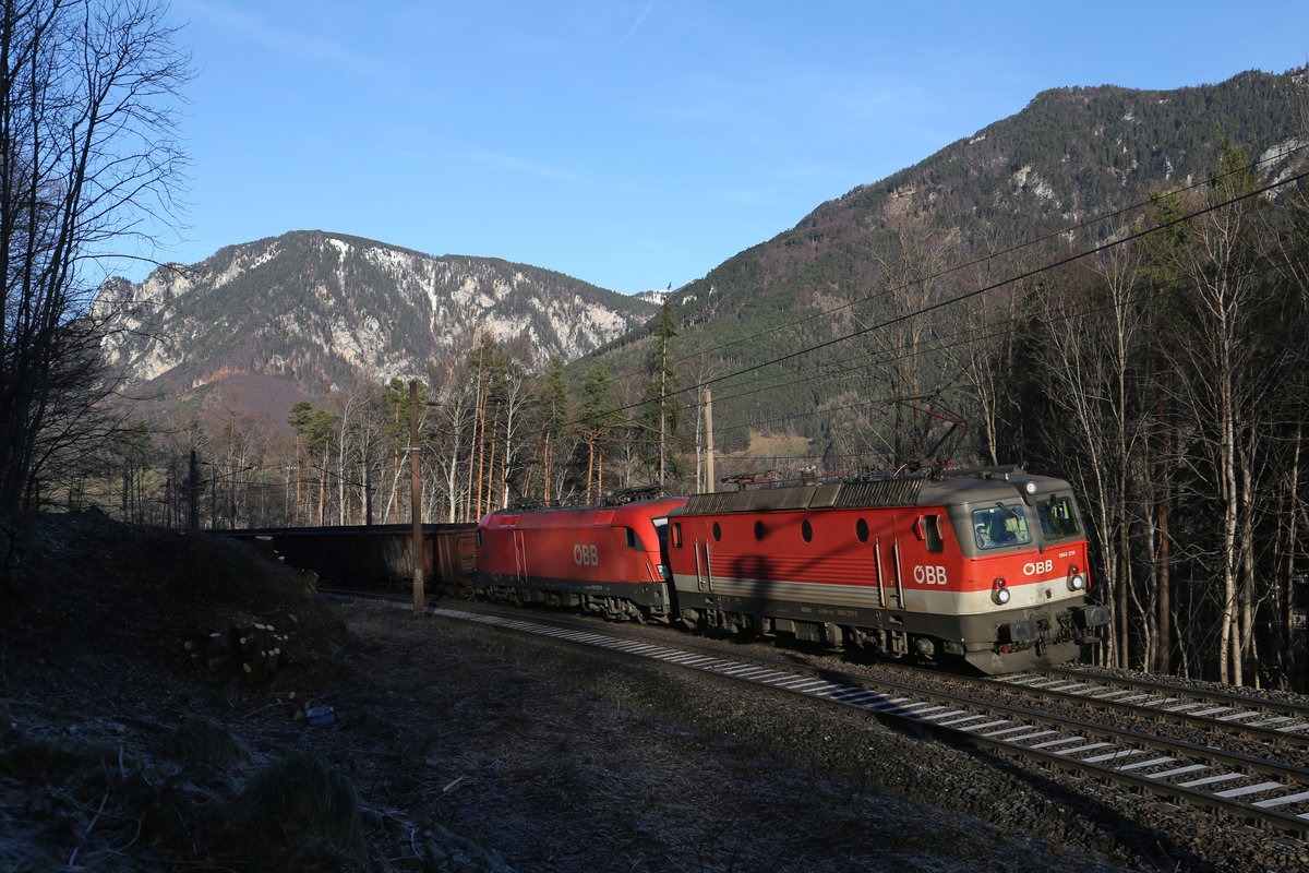 In der kürzesten Jahreszeit ist es sehr schwer in den Morgenstunden am Semmering sonnige Platzerln zu finden. Der schwere Kohle-GAG mit 1144.211+1116.077 fährt mit vielen Schatten bei Küb am 26.12.17 bergwärts.