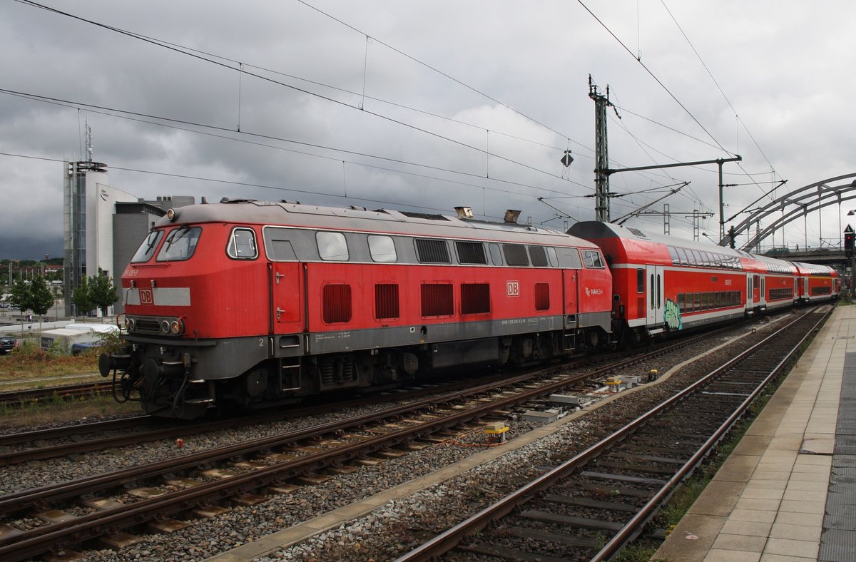 In einer kurzen Regenpause an diesem dunklen 14.7.2016 stellt 218 330-9 den RE83 (RE21629) von Kiel Hauptbahnhof nach Lübeck Hauptbahnhof bereit.