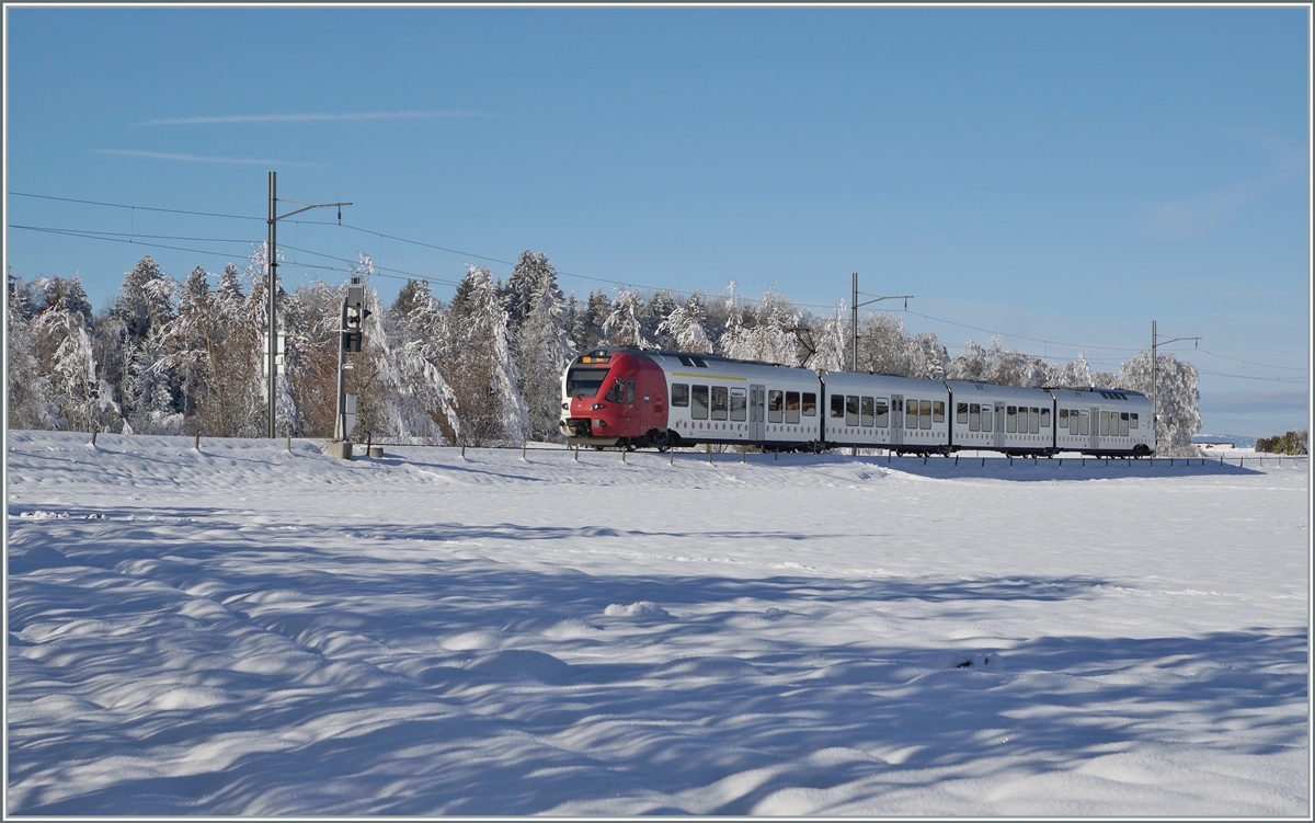 In der kurzen Zwischenzeit des nach Tagen abgezogenen Nebels und der bald aufziehenden Störung zeigte sich eine kleine Winterwunderwelt, in welcher der TPF RE 3819 von Bulle nach Bern schon fast eine Nebenrolle spielt. Das Bild wurde zwischen Vaulruz und Sâles aufgenommen. 

23. Dezember 2021