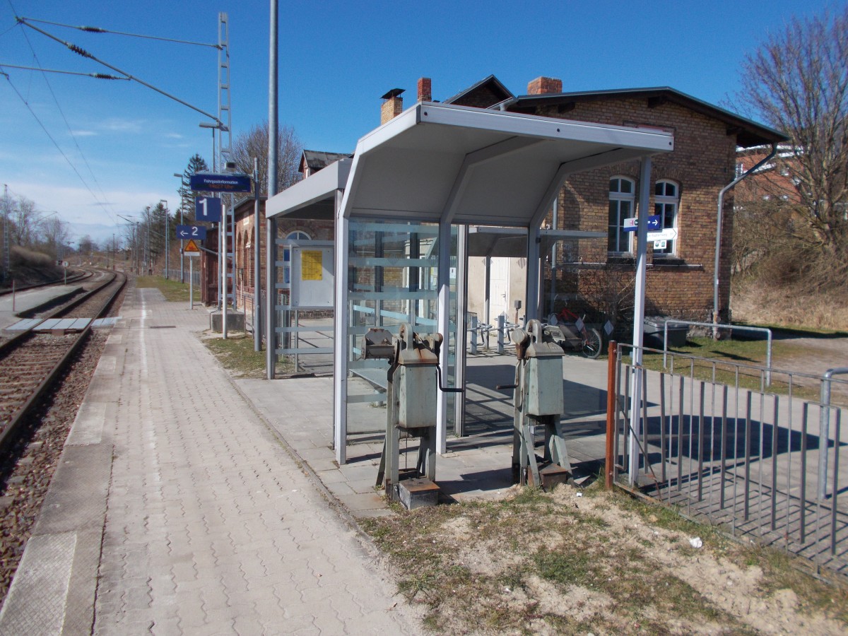 In Lancken werden die Schranken immer noch gekurbelt.Sogar extra einen Unterstand für den Fdl hat man gebaut damit Dieser im Trocknen die Schranken bedienen kann.Aufnahme vom 05.April 2015.