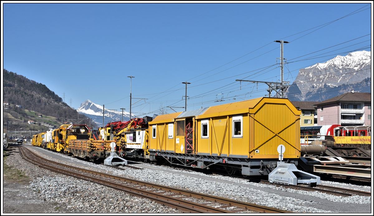 In Landquart Ried sind in letzter Zeit viele neue Abstellgeleise gebaut worden. Rechts des Dreischienengleises (Anschluss Tanklager und VOLG/Coop) sind Gleisbaumaschinen abgestellt.(18.03.2020)