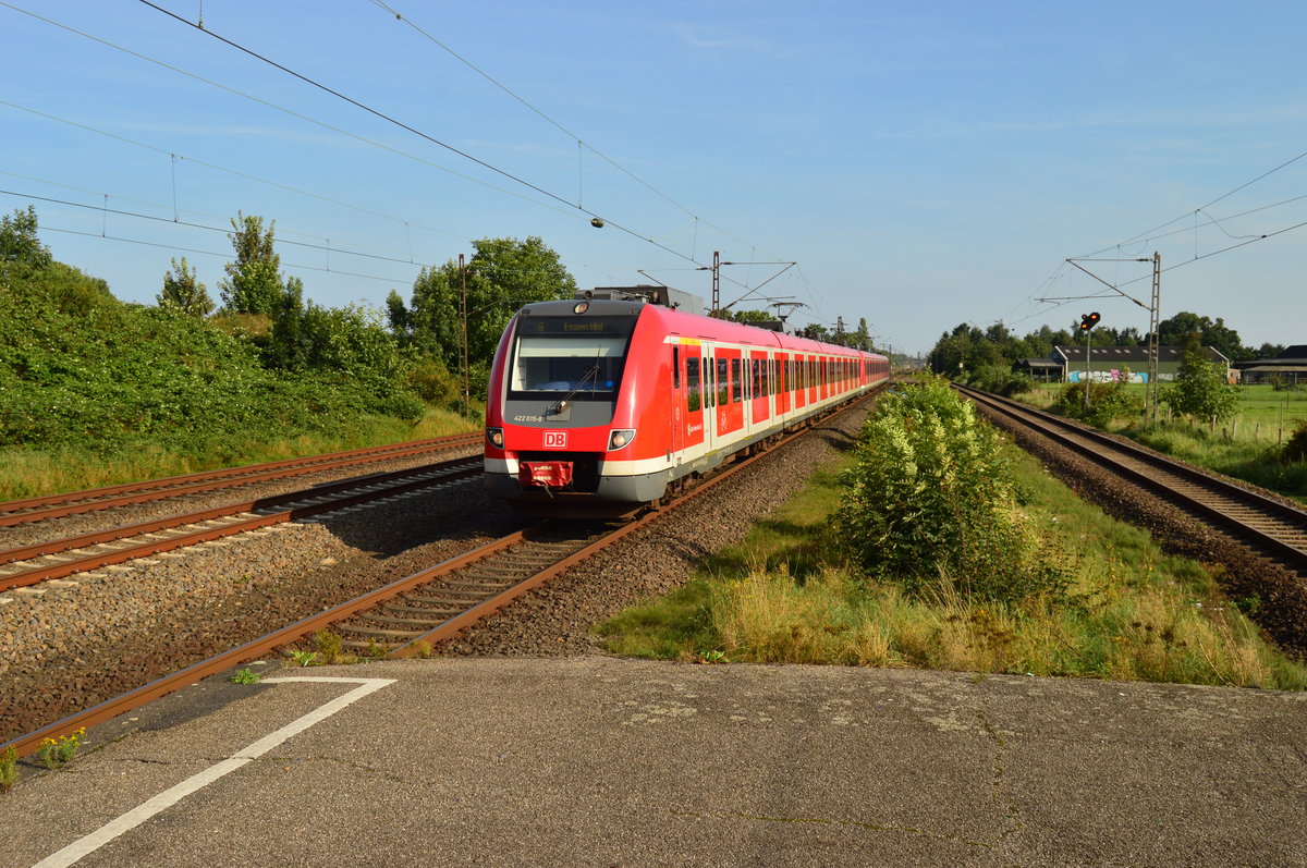 In Langenfeld Berghausen fährt hier der 422 015-8 als S6 nach Essen ein. 13.8.2016