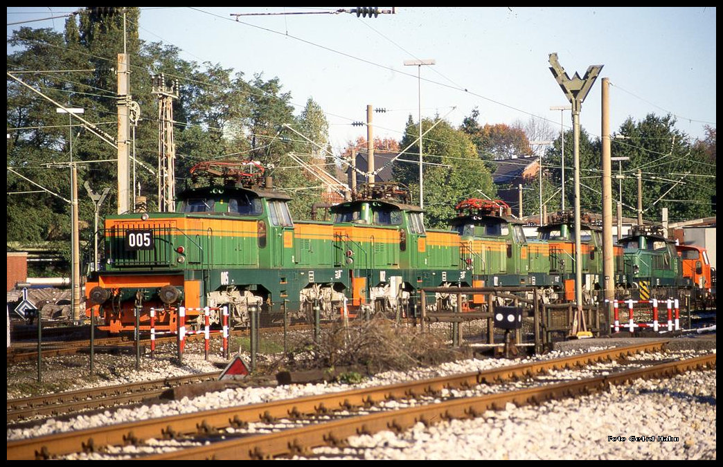 In langer Reihe hatten diese RAG Loks am 5.11.1995 Betriebspause im BW Gladbeck. Vorn stehen die RAG 005 und 002.