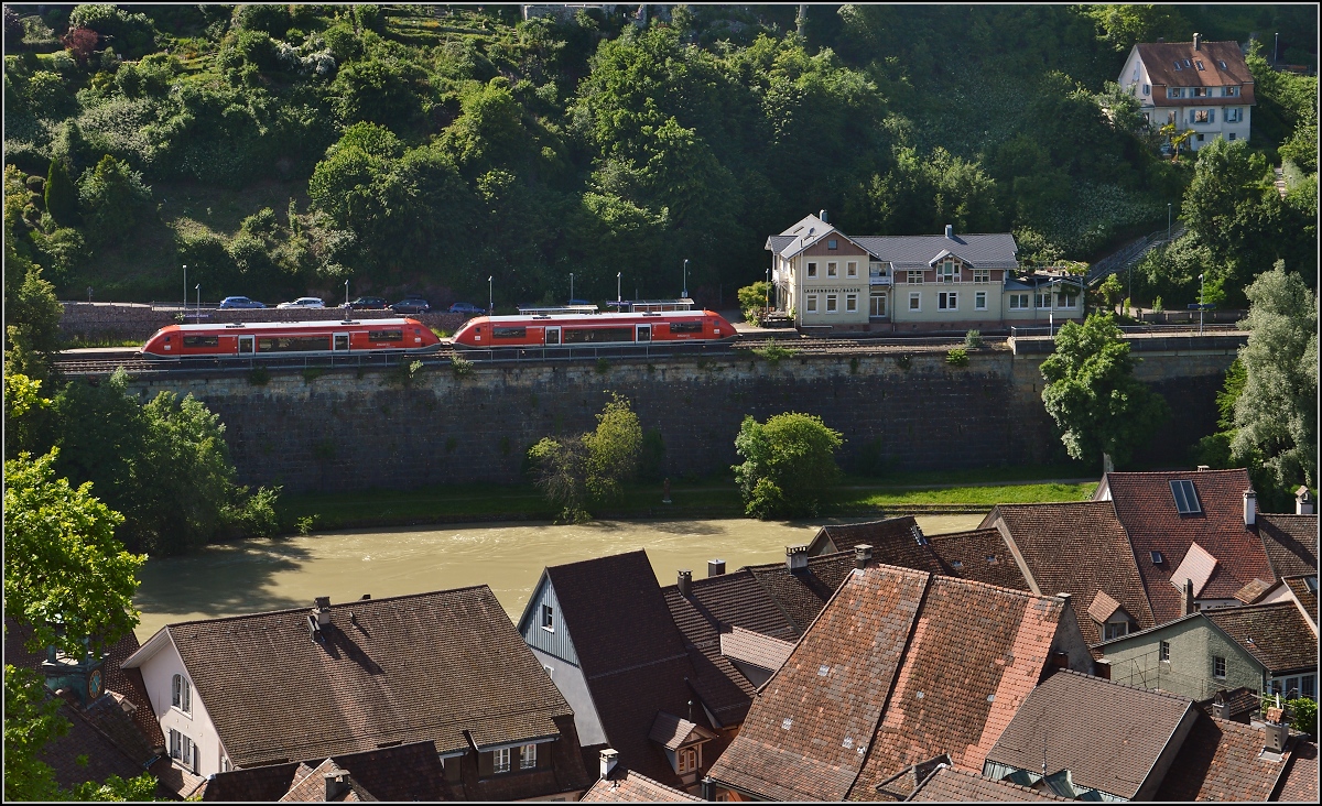 In Laufenburg (Baden) halten 641 016-1  Grenzach-Wyhlen  und 641 013-8  Basel . Aufgenommen von der Laufenburg (Aargau) im Juni 2016.