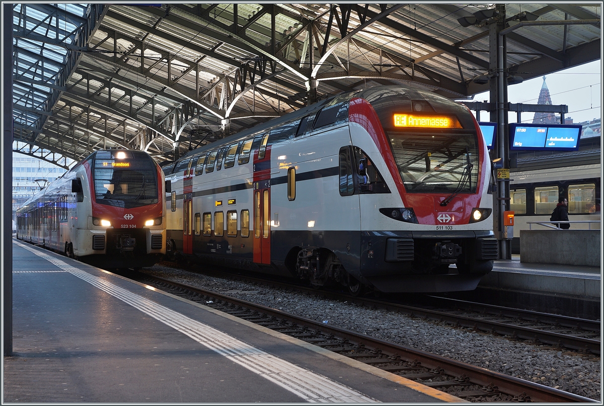 In Lausanne steht der SBB RABe 511 103 als RE nach Annemasse und der SBB RABe 523 104 als S1 nach Grandson. 
An diesem Wochenende (wie auch am vorhergehenden) wurden infolge von Weichenerneuerungen in Lausanne weitreichende Fahrplanänderungen nötig, da in Lausanne nur noch die Gleise 1 (von und nach Bern) sowie 7 und 8 (von und nach dem Wallis) durchgehend befahrbar waren. Alle anderen Gleise konnte Baustellenbedingt nur als Kopfgleise genutzt werden. 

21. Nov. 2021