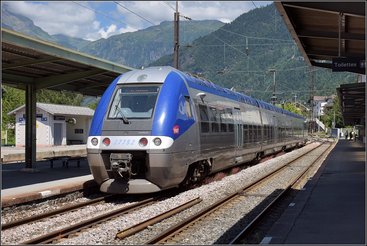 In Le Fayet ist Endstation für gleich drei Bahnen. 

Hier Triebwagen Z 27752 von TER Rhône-Alpes im normalspurigen Bereich von Le Fayet. Juli 2017.