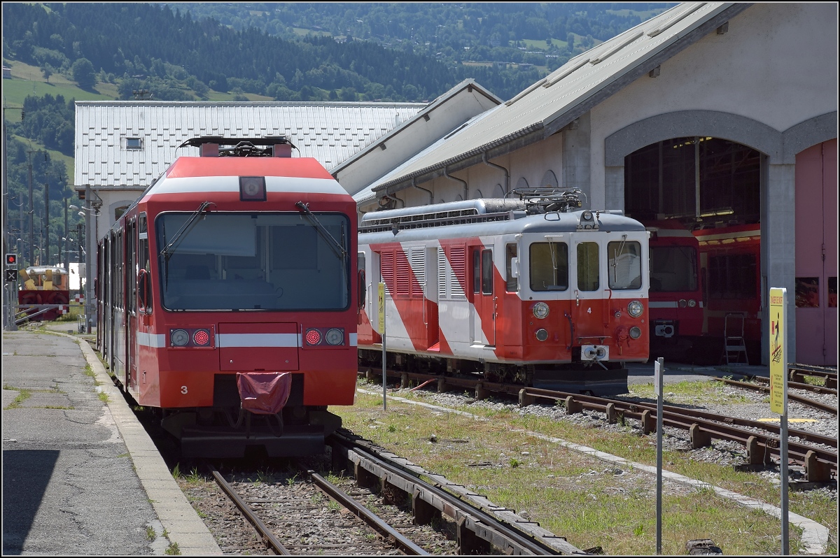 In Le Fayet ist Endstation für gleich drei Bahnen. 

Hier Triebwagen SNCF Z803-804 EMU von TER Rhône-Alpes im normalspurigen Bereich von Le Fayet. Die zweiteilign Z 800 sind zahnstangentauglich können bis nach Martigny im Wallis verkehren. Daneben ein älterer Triebwagen, wahrscheinlich Z 600, der heute offensichtlich als Dienstfahrzeug umgebaut ist. Auffällig sind die Stromschienen neben dem Gleis, die in Frankreich komplett und teilweise noch auf dem Schweizer Streckenteil der MVR in Betrieb sind. Juli 2017.