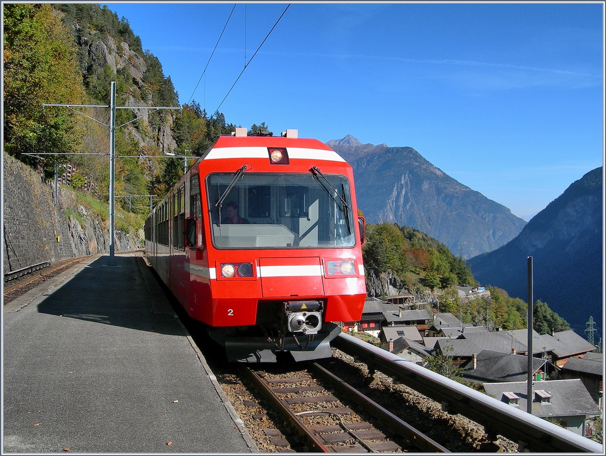In Le Trétien enden Strasse und Fahrleitung. Der Mont-Blanc Express, hier der BDeh 4/8 803/804, wird für die Weiterfahrt über die Stromschiene mit 900 V Gleichstrom versorgt und den Wanderer erwartet ein interessantes Wegstück bis nach Finhaut.   
14. Oktober 2007