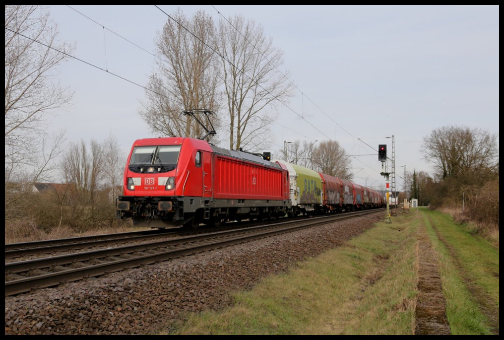 In Lengerich Schollbruch war am 28.3.2023 um 16.06 Uhr die moderne DB 187163-1 mit einem Güterzug in Richtung Münster auf der Rollbahn unterwegs.