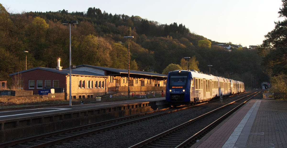 In der letzten Abendsonne.......gab es nochmal ein Treffen mit 622 402 und 622 406, die beiden hatte ich in Nohen auf dem Weg nach Saarbrücken ab gelichtet. Um ins Saarland zu kommen mußten wir ja wieder in Idar-Oberstein  Kopf machen ! Kurz vor Sonnenuntergang um 19.50 Uhr kamen die beiden Lint 54 als RE Saarbrücken - Frankfurt/Main nach Idar-Oberstein. Bahnstrecke 3511 Bingerbrück - Saarbrücken Hbf. am 18.04.2015