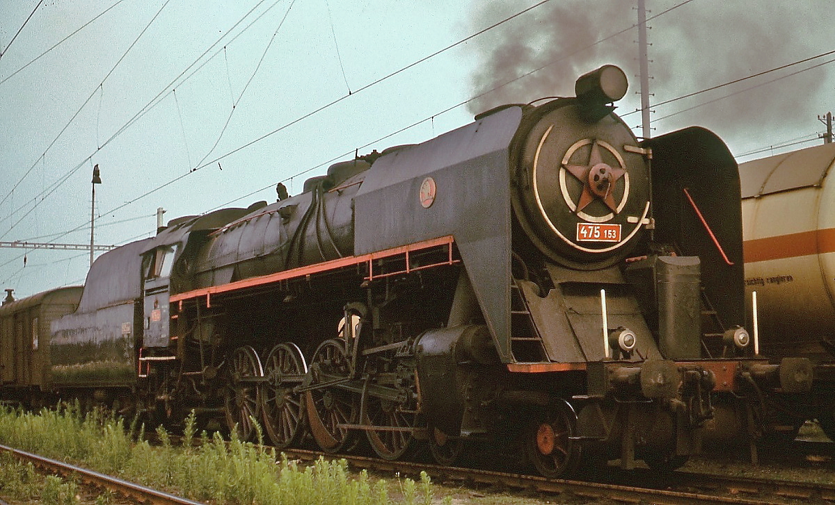 In den letzten Betriebsjahren setzte die CSD die eleganten 2'D1'-Lokomotiven der Baureihe 475.1 leider nur noch in untergeordneten Diensten ein, hier wartet 475 153 im August 1977 vor einem Bauzug im Bahnhof Lovosice auf die Weiterfahrt