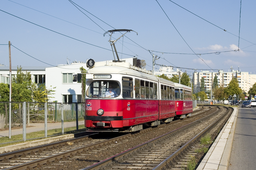 In den letzten Einsatzjahren der E1 auf der Straßenbahnlinie 6 wurden für die Linienbesteckung tatsächlich noch neue Blechtafeln angefertigt, die sich durch eine kleinere Schriftgröße von den klassischen Blechtafeln unterscheiden ließen. Am 8. September 2016 war E1 4520 mit c4 1372 mit einer solchen Linientafel besteckt auf der Linie 6 unterwegs und fährt hier entlang der Svetelskystraße in Richtung Burggasse, Stadthalle. 