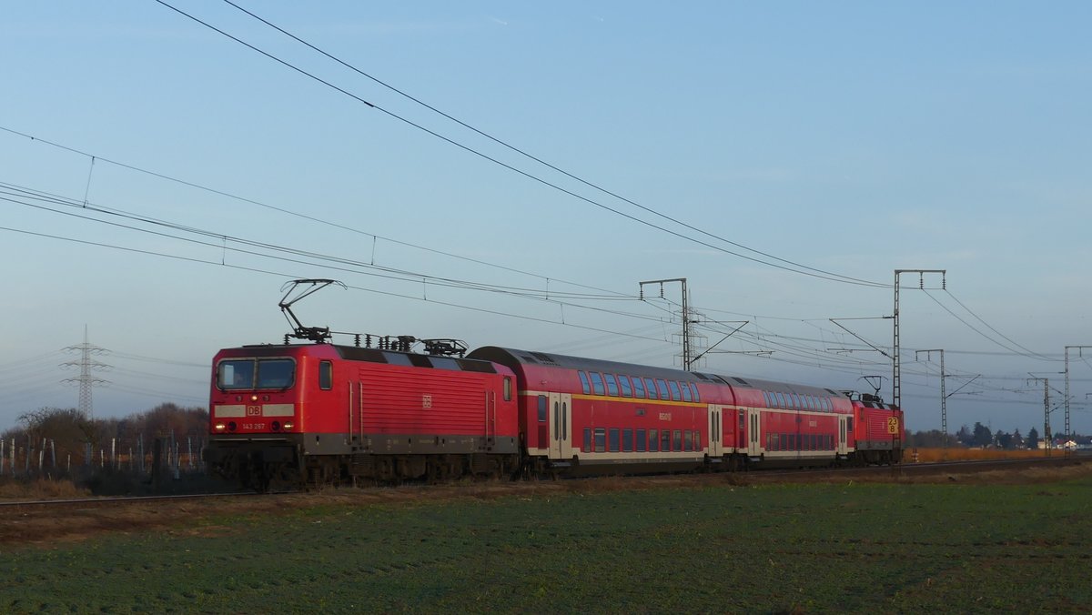 In den letzten Einsatztagen der DB Regio auf der RB75 Wiesbaden - Aschaffenburg kam es u.a. zum Einsatz dieser Sandwich Garnitur, die hier als RB75 nach Wiesbaden zwischen Weiterstadt und Klein-Gerau zu sehen ist. Aufgenommen am 23.11.2018 16:51