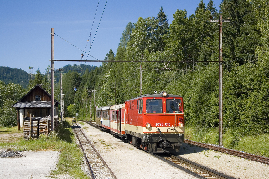 In den letzten Jahren, in denen die 2095 015 für die ÖBB unterwegs war trug die Lok bereits die heute allgegenwärtige ÖBB-Wortmarke an der Fahrzeugfront. Im Betrieb bei der NÖVOG wurde diese entfernt. Und während unter den ÖBB die 2095er auf der Mariazellerbahn neben der Krumpe hauptsächlich auf der Talstrecke zum Einsatz kamen, gab es bei der NÖVOG auch oftmals Einsätze auf der Gesamtstrecke bis Mariazell. So auch am 17. Juli 2011, als die 2095 015 den R 6813  Ötscherland  auf der durchgehend elektrifizierten Strecke bis Mariazell bringen durfte. Ich hatte das Vergnügen, den Zug bei der Einfahrt in Mitterbach zu fotografieren und anschließend in den Zug einzusteigen. 