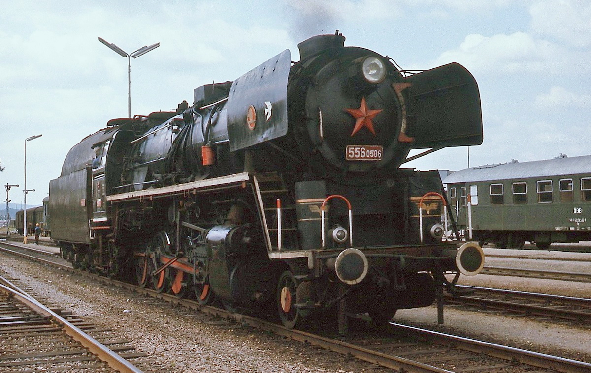 In  den letzten Jahren des Dampfbetriebes war die 556 0506 die Stammlok für die Beförderung der grenzüberscheitenden Züge zwischen Ceske Velenice und Gmünd/Niederösterreich, in dessen Bahnhof diese Aufnahme im August 1975 entstand. Die Lok blieb betriebsfähig erhalten.