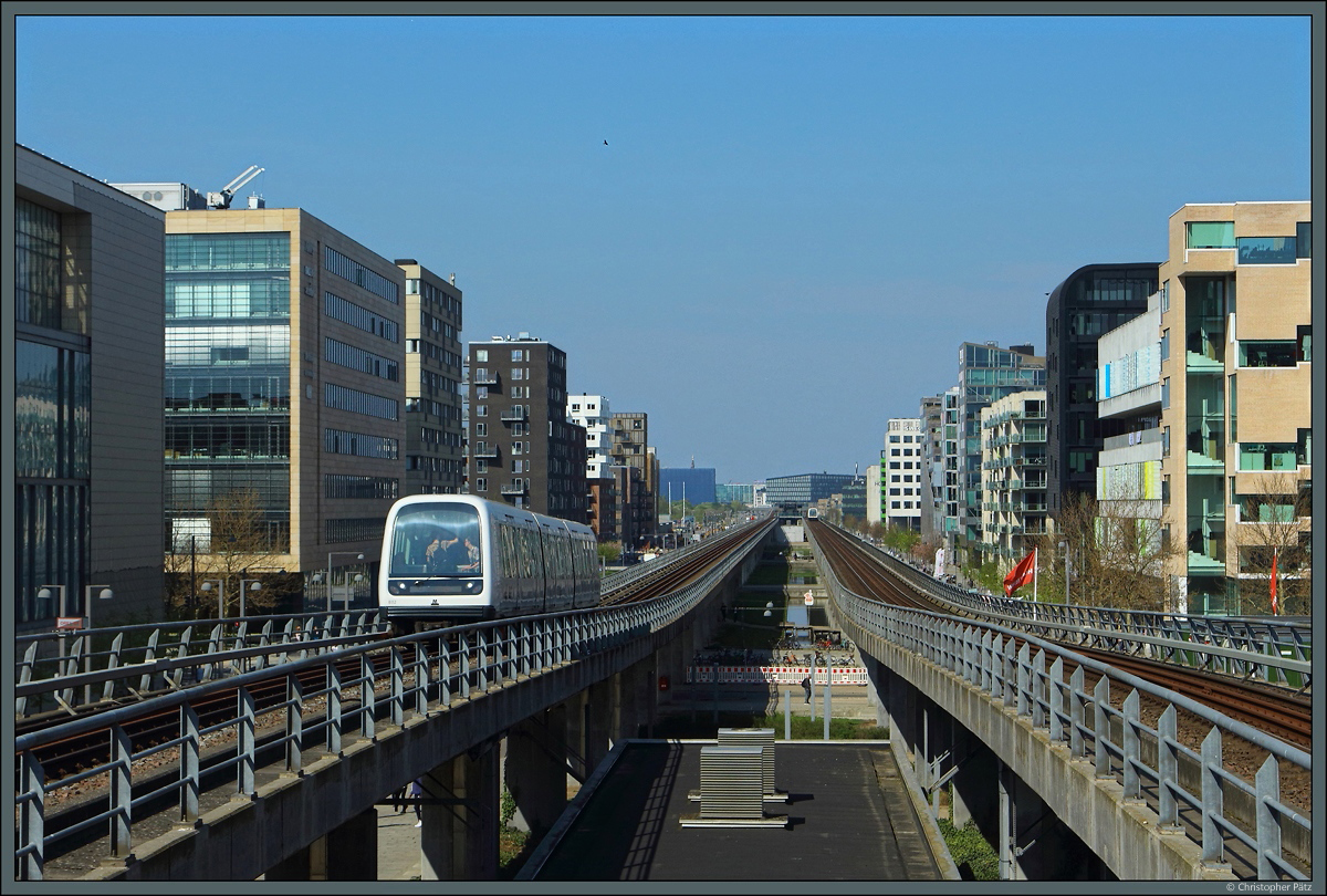 In den letzten Jahren sind entlang Metro-Linie nach Vestamager neue Stadtviertel entstanden. Hier erreicht Metrozug 02 die Station restad. (26.04.2019)