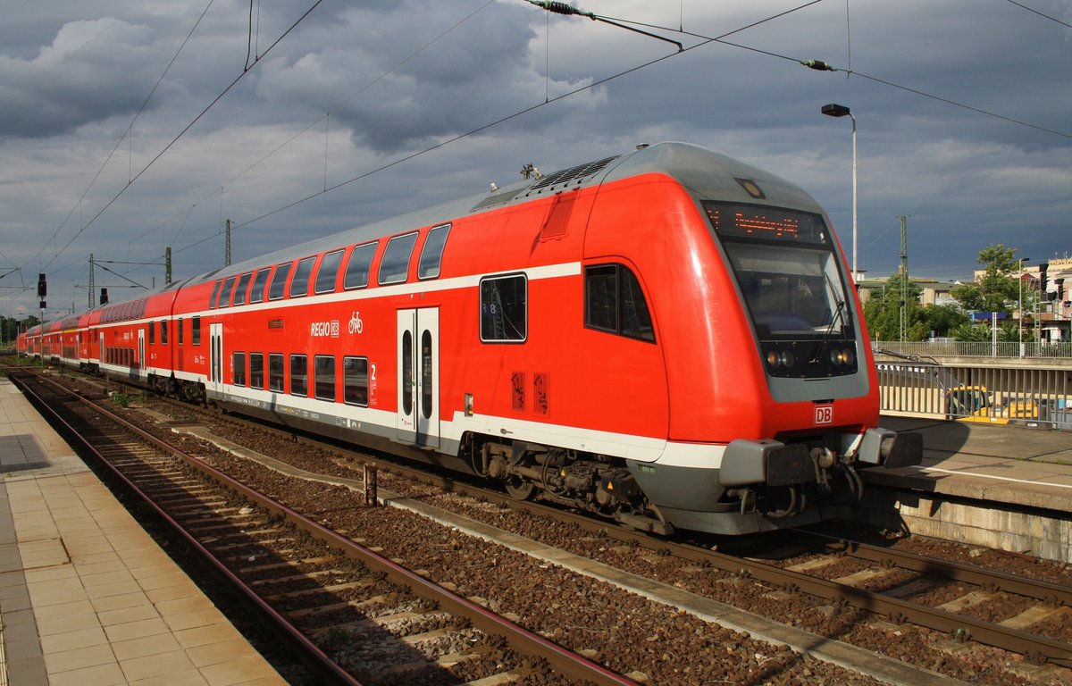 In den letzten Sonnenstrahlen des 1.8.2016 erreicht der RE1 (RE18126) von Frankfurt(Oder) den Magdeburger Hauptbahnhof. Schublok war die Cottbuser 182 013.