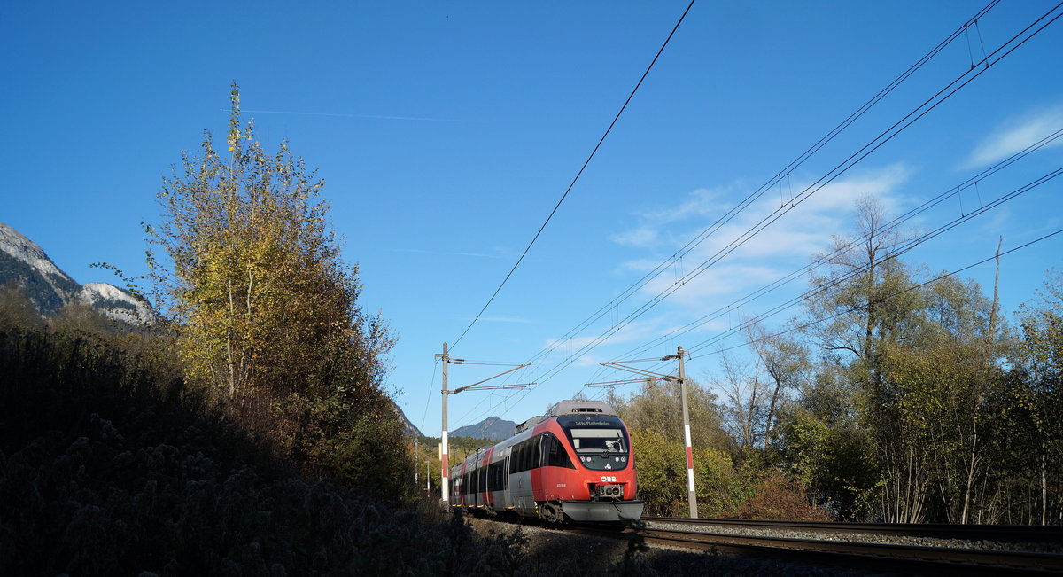 In den letzten Sonnenstrahlen des Novembertages fährt 4024 060-8 gemächlich bei Jenbach seinem Bestimmungsbahnhof Telfs-Pfaffenhofen entgegen, während die umliegende Landschaft im Tiroler Unterinntal von herbstlicher Stimmung geprägt ist (02.11.2019).