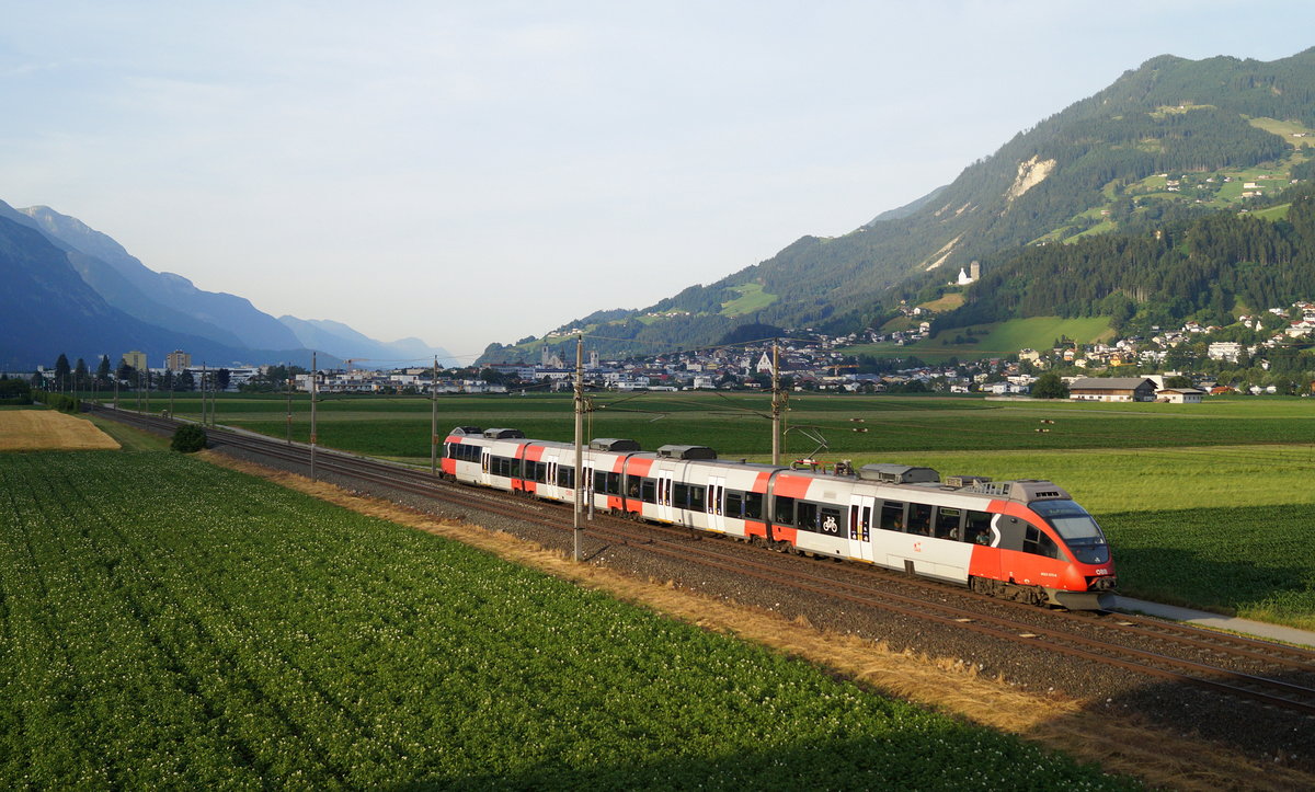 In den letzten Sonnenstrahlen des Tages fährt 4024 075-6 als REX 5355 (Brennero/Brenner - Kufstein) bei Schwaz in Richtung Osten, 25.06.2019.