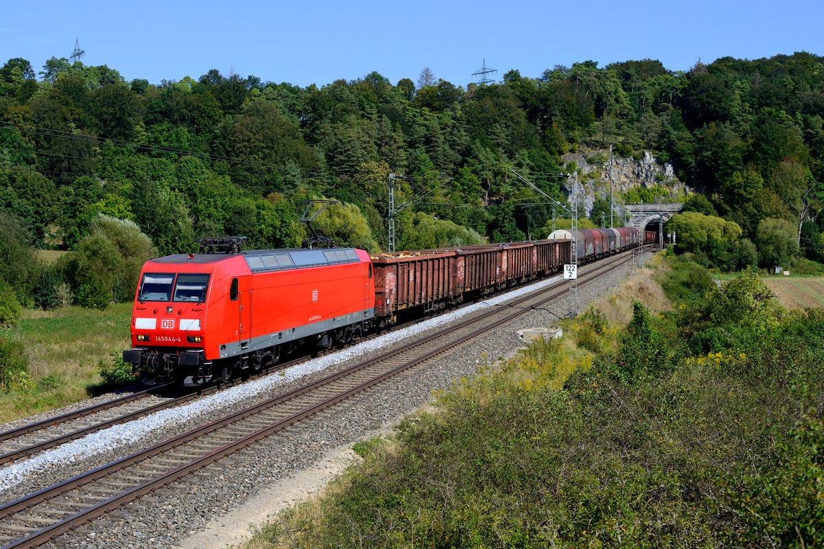 In den letzten Wochen ließ sich die bisher primär in Ostdeutschland eingesetzte Baureihe 145 häufiger in Süddeutschland beobachten. So auch am 07. September 2016 als 145 044 mit dem EZ 51784 durch das Altmühltal fuhr, hier aufgenommen bei Esslingen.