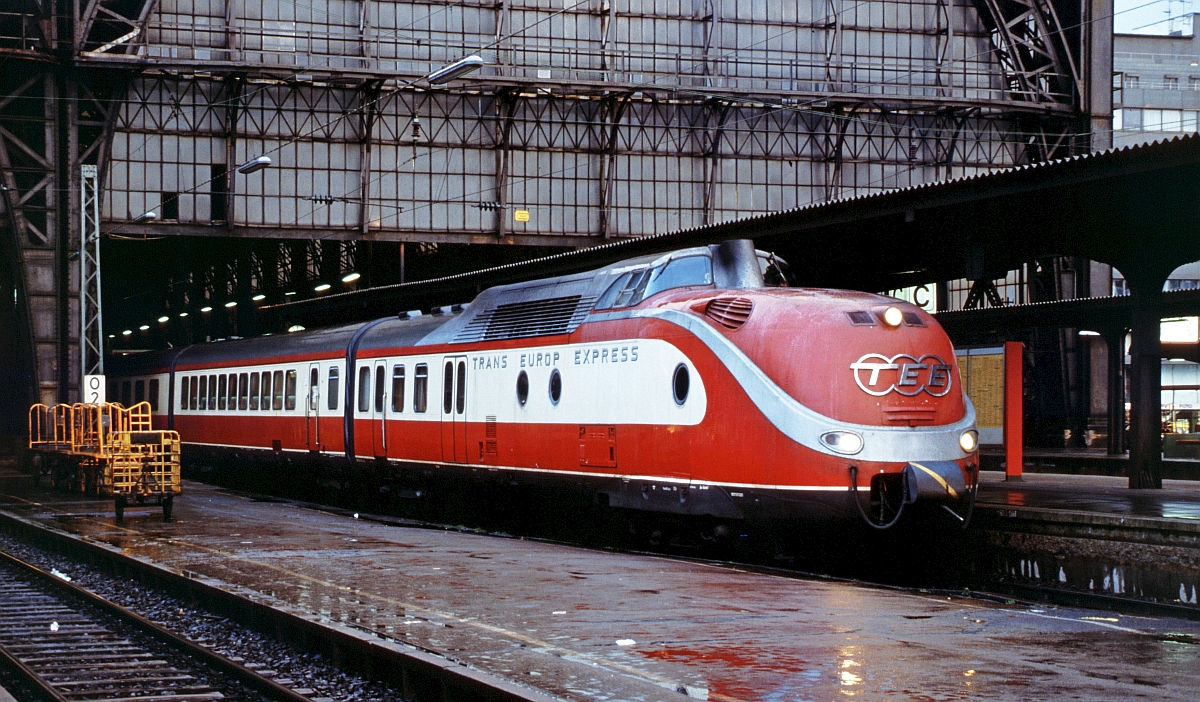 In der letzten Zeit ihres Alpen-See-Express-Einsatzes kam die als Museumszug vorgesehene 601-Garnitur bereits mit TEE-Emblem zum Einsatz. Dt 13110 am 20.2.1988 in Frankfurt Hbf.