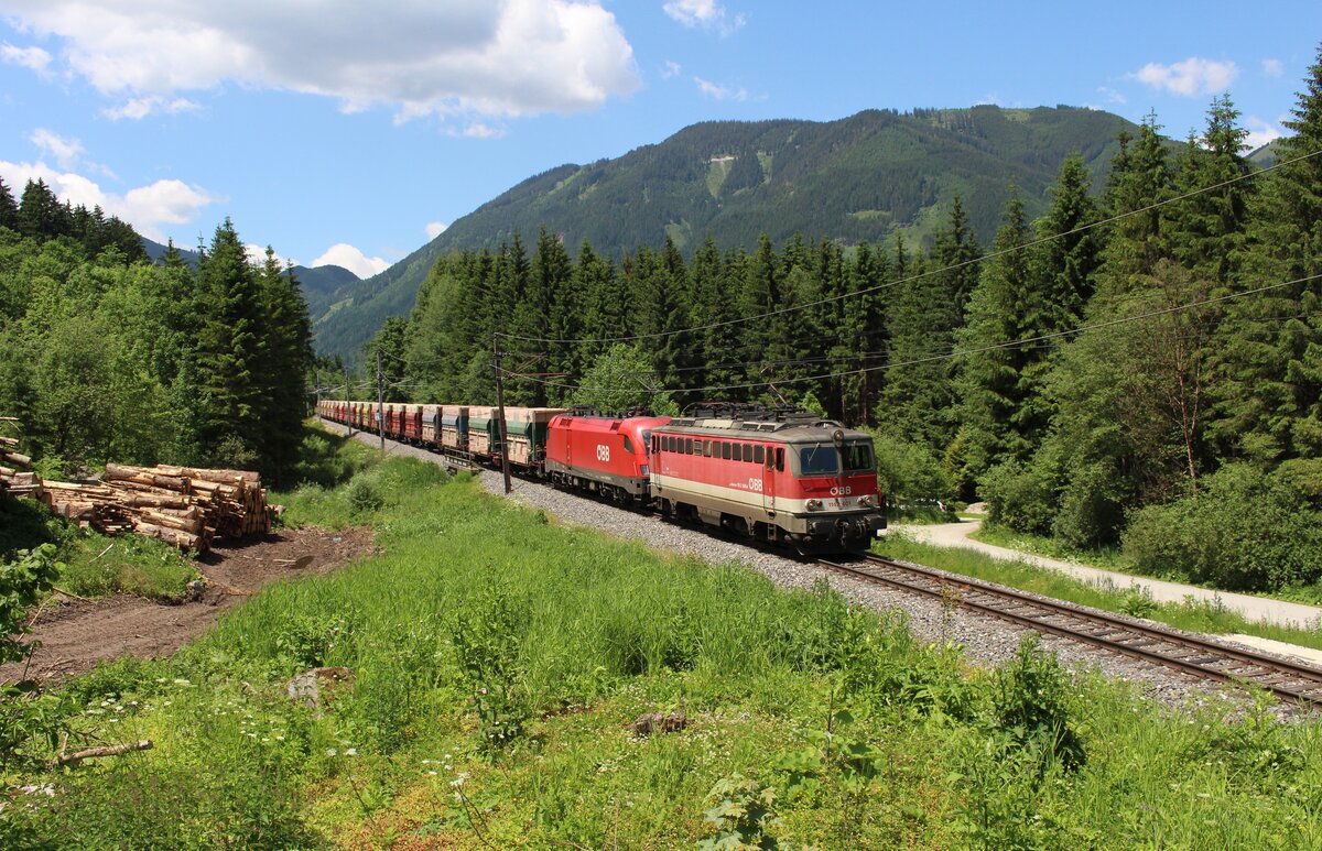 In letzter Zeit kommen vermehrt Triebfahrzeuge der Reihe 1142 am Erzzugverkehr zwischen Eisenerz und Leoben Donawitz zum Einsatz.
Am 12.6.2021 war die 1142 601 und die 1116 054 mit dem LGAG58665 von Selzthal nach Eisenerz unterwegs hier kurz vor Frauenberg an der Enns.