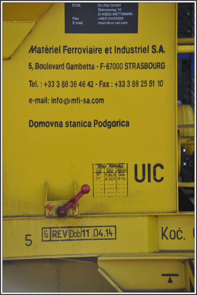 In letzter Zeit sehe ich immer wieder Selbstentladewagen beim Gleisunterhalt, z.B. in St.Margrethen und Chur, mit einer ganzen Palette von Anschriften, unter anderem Heimatbahnhof Podgorica, der weit von hier entfernten Hauptstadt Montenegros. Wer weiss mehr darüber? St.Margrethen (14.04.2015)