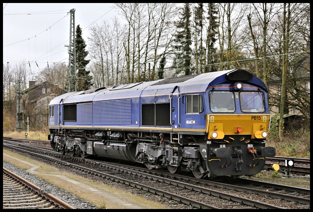 In letzter Zeit sind häufig Lokwechsel beim Transport der Schrottzüge zwischen Osnabrück Hafen und dem Stahlwerk Georgsmarienhütte zu beobachten. Am 2.12.2021 war es die PB 15 von Beacon, die hier nach der Ankunft im Bahnhof Hasbergen um 11.21 Uhr rangiert.