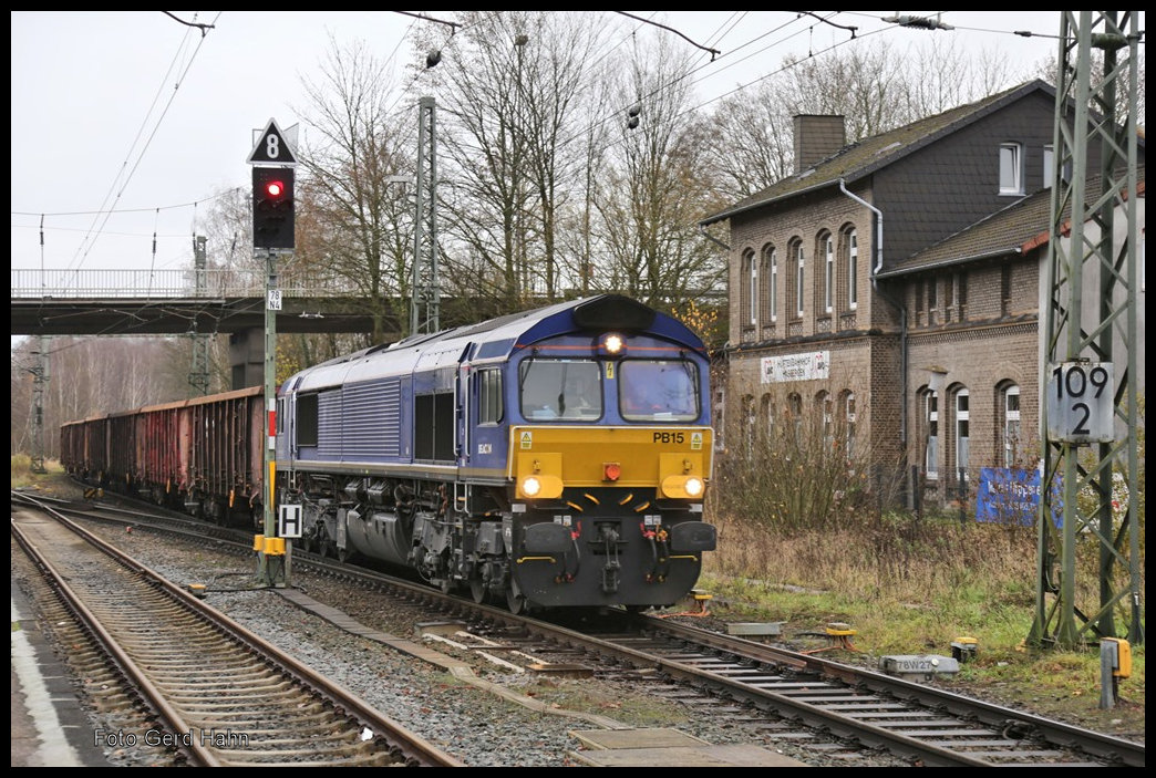 In letzter Zeit sind häufig Lokwechsel beim Transport der Schrottzüge zwischen Osnabrück Hafen und dem Stahlwerk in Georgsmarienhütte zu beobachten. Am 2.12.2021 kam für mich überraschend die blaue PB 15 von Beacon um 11.15 Uhr aus Georgsmarienhütte in Hasbergen an.