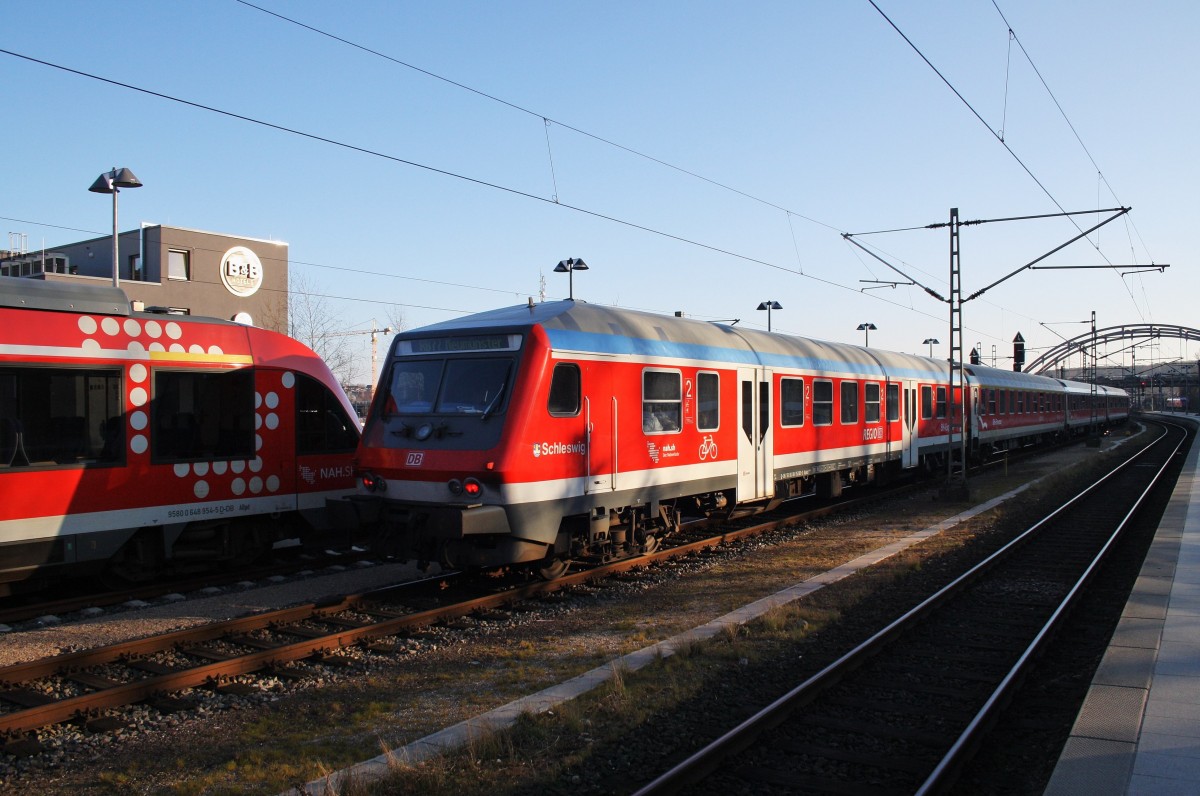 In den letztn Sonnenstrahlen des 17.3.2016 verlässt die von 143 966-0 geführte RB77 (RB21129) von Kiel Hbf. nach Neumünster den Startbahnhof.  