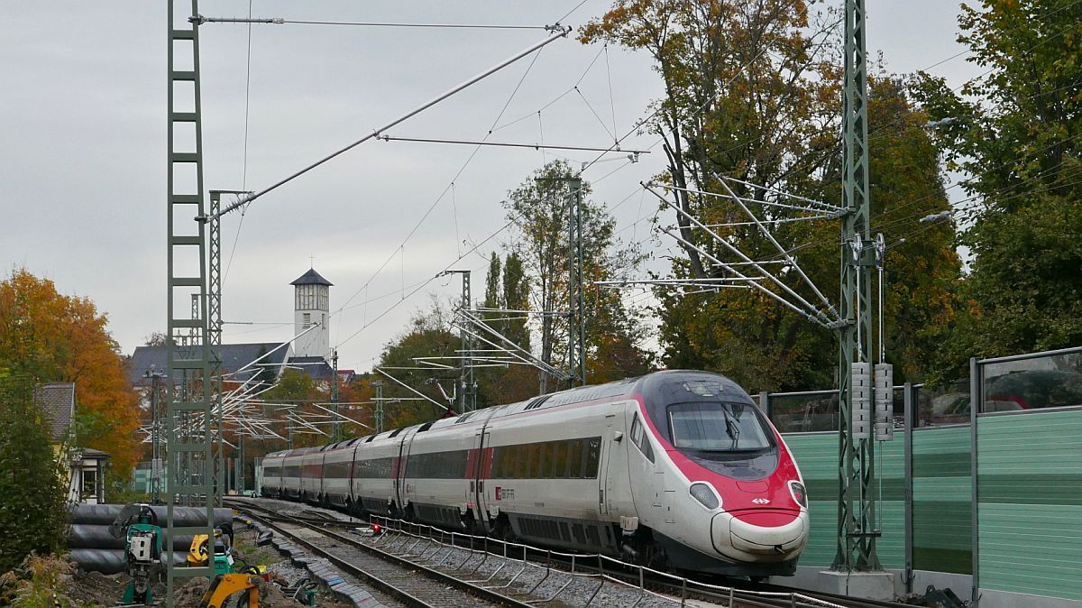 In Lindau-Aeschach befindet sich der in Lindau-Reutin gestartete RABe 503 017 am 21.10.2020 auf einer Oberleitungsmessfahrt nach Wangen (Allgäu).