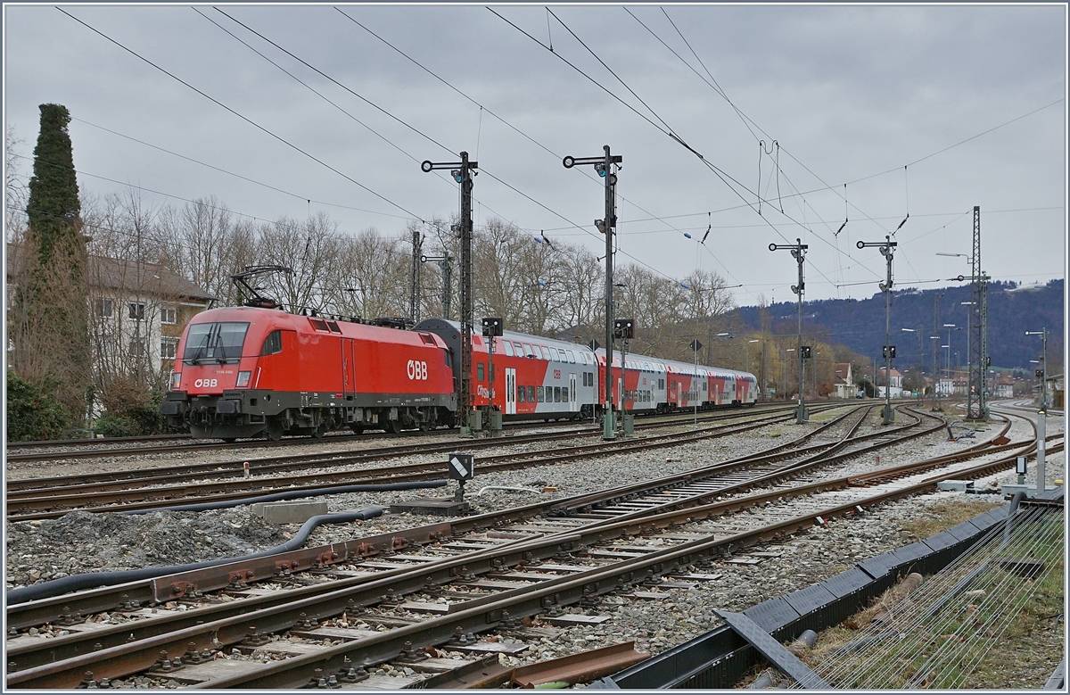 In Lindau Reutin wird es in Zukunft viel mehr geben als heute, nur nicht mehr so viele wunderschöne Formsignale...

Die ÖBB 1016 098 ist mit ihrem REX auf dem Weg Richtung Vorarlberg.

14. März 2019