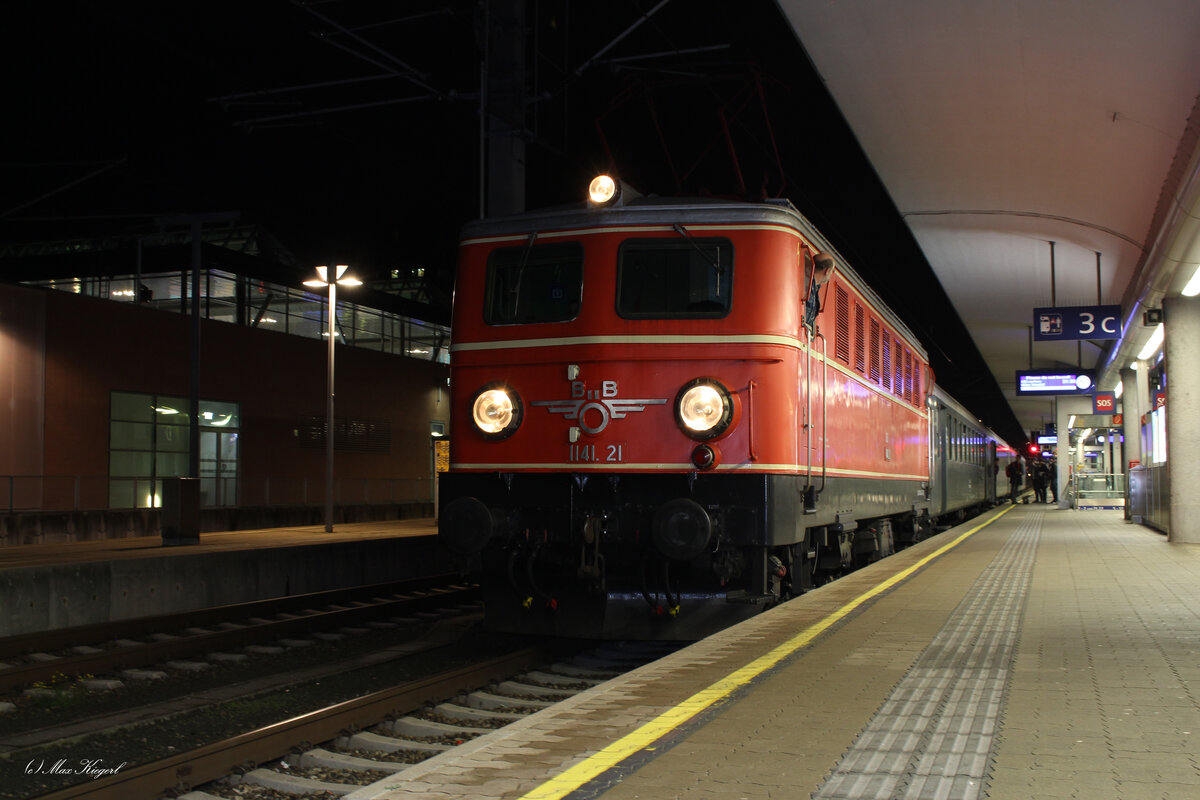 In Linz Hbf wartet die 1141.21 mit dem ÖGEG Sonderzug am Abend des 26.11.2022 auf die Abfahrt ihrem Ziel Timelkamm.
Die stilechte Garnitur aus vier Schlierenwagen war wie eine Zeitreise ins vorige Jahrhundert.