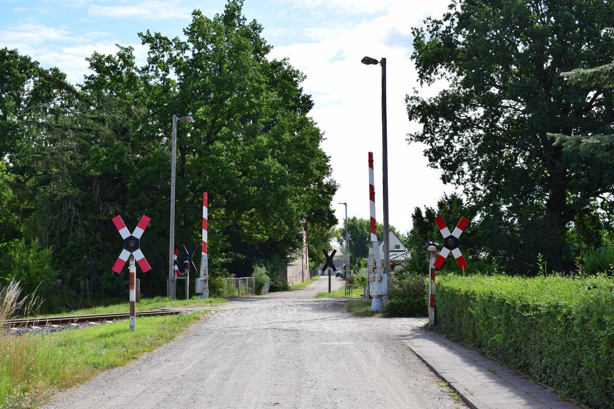 In Loburg konnte ich in der Wahlgasse noch diesen WSSb Bahnübergang auffinden. Dieser ist heute jedoch nicht mehr in Betrieb.

Loburg 23.07.2020