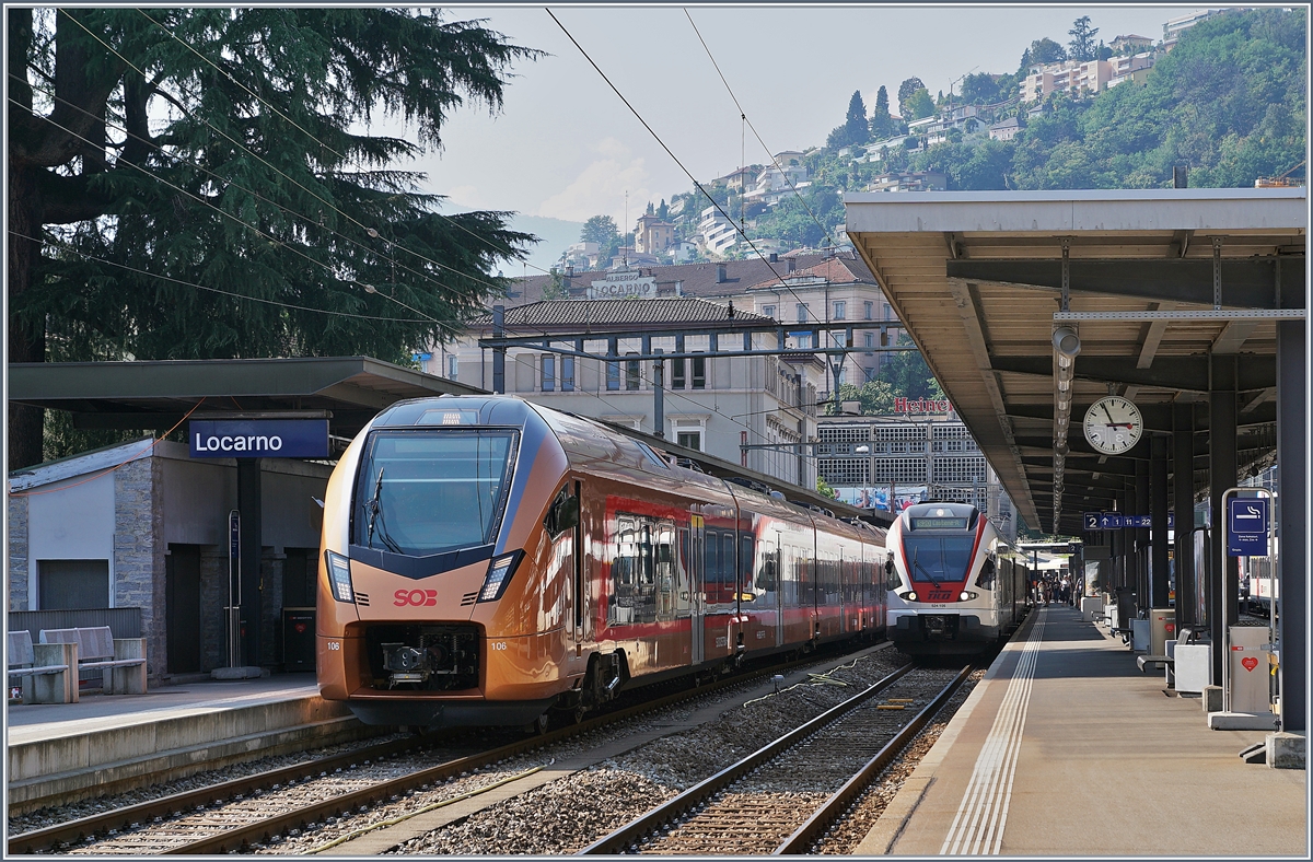 In Locarno warte der TILO RABe 524 105 als S 2 nach Castine Arbedo und der SOB RABe 526 206-8 (UIC 94 85 7 526 206-8 CH-SOB) als Testzug auf die baldige Abfahrt. 

15. Sept. 2020