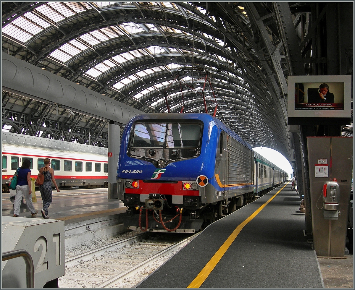 In der Lombardei hat die Trenord praktisch den gesamten Regionanlverkehr übernommen. Trotzdem kommen wenige Trenitalia Regionalzüge aus anderen Regionen bis nach Milano Centrale, so wie z.B. diese E 464 690 in neuen TI-Regionalzugfarben mit einem Regionazug von Verona. 
22. Juni 2015