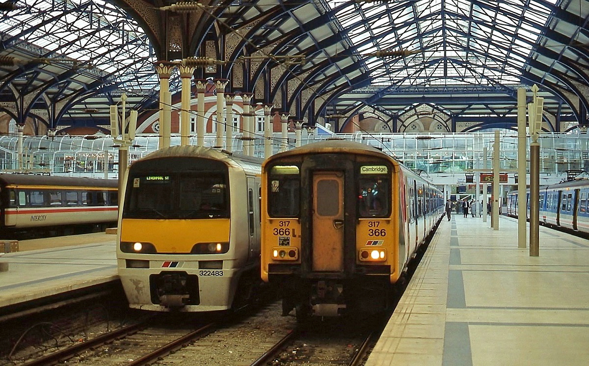 In London Liverpool Station stehen die BR-Triebwagen Class 317 366 und Class 322 483 nebeneinander (April 1992)