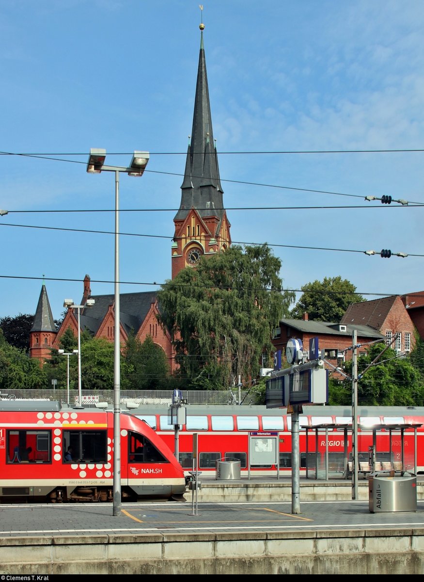 In Lübeck Hbf bekommt man bereits vom Bahnsteig aus interessante Sehenswürdigkeiten, wie z.B. die Kirche St. Lorenz, zu sehen.
Im linken Bildbereich ist noch der Kopf von 648 953-7 (Alstom Coradia LINT 41) von DB Regio Schleswig-Holstein (DB Regio Nord) als RB 21660 (RB84) nach Kiel Hbf im Startbahnhof auf Gleis 6 erkennbar.
[5.8.2019 | 10:25 Uhr]