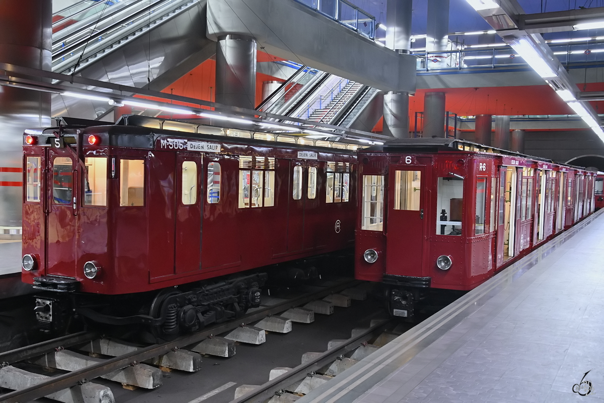 In Madrid-Chamartin gibt es seit 2019 die Jubiläumsausstellung  100 Jahre Metro Madrid  mit einigen historischen Metrofahrzeugen. Im Bild M-505  Legazpi , Baujahr 1956 und der aus dem Jahr 1919 stammende R-6  Cuatro-Caminos . (November 2022)
