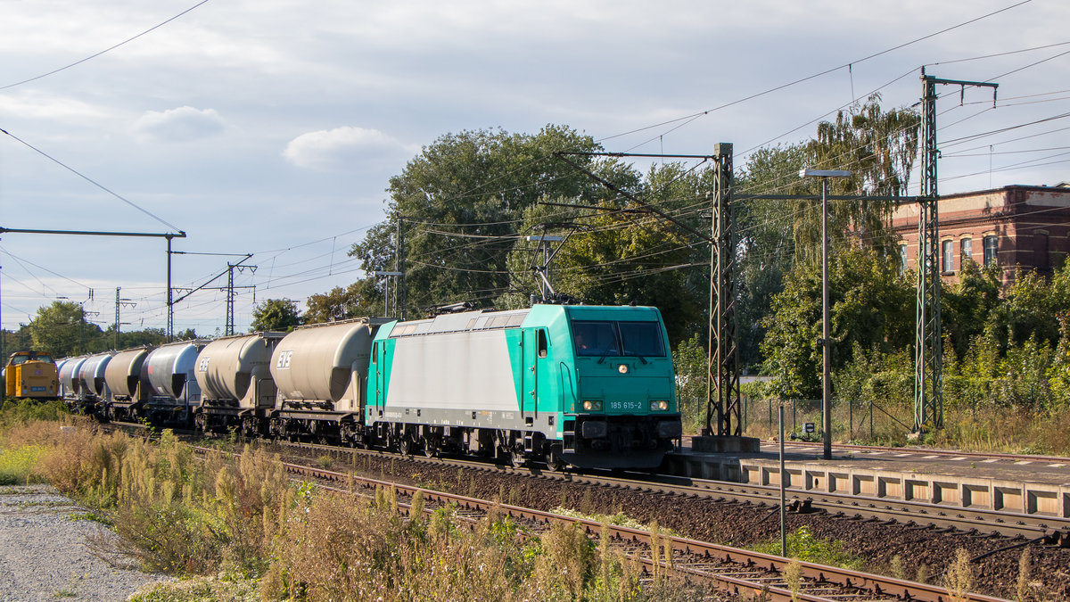In Magdeburg Sudenburg ist am 9. September 2018 die 185 615-2 mit einem Ganzzug zugegen. Im Hintergrund 203 301-7 von DB-Netz. 