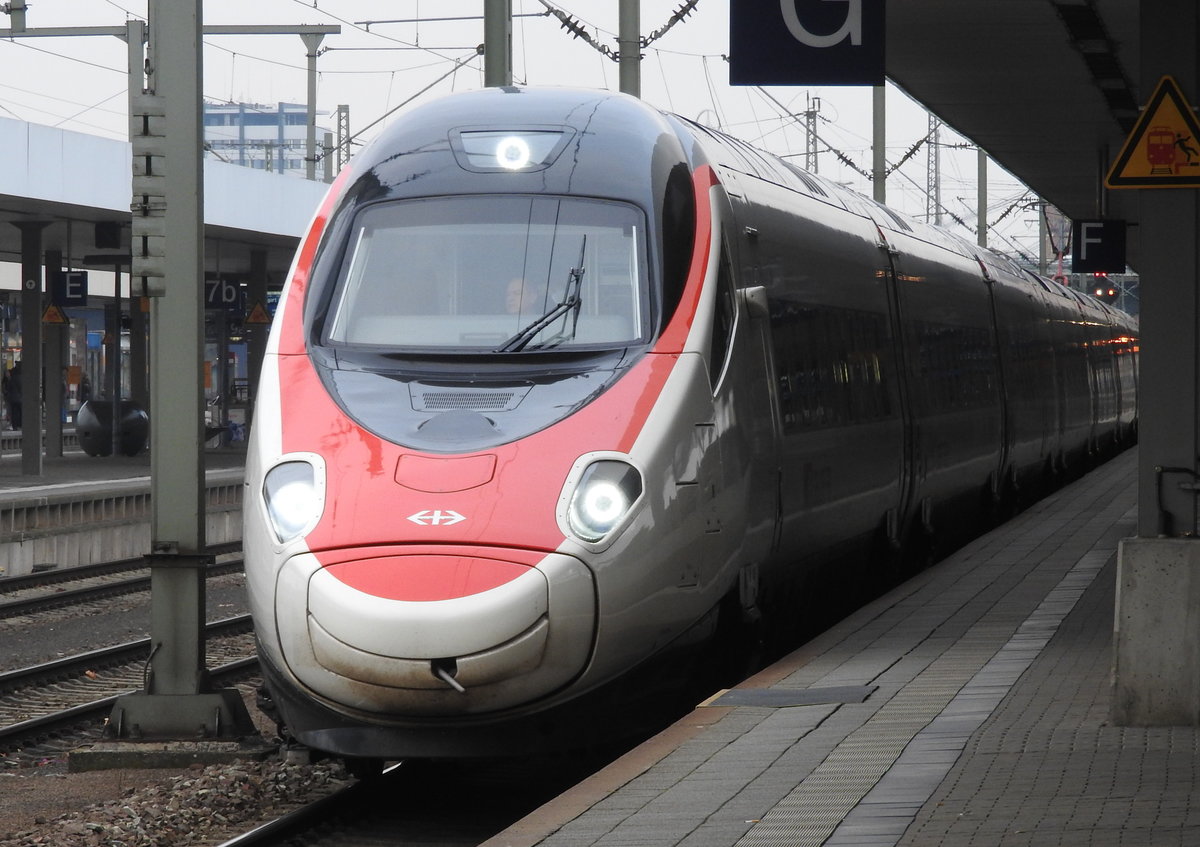 in Mannheim Hbf am 06.02.2018 steht der ECE nach Mailand