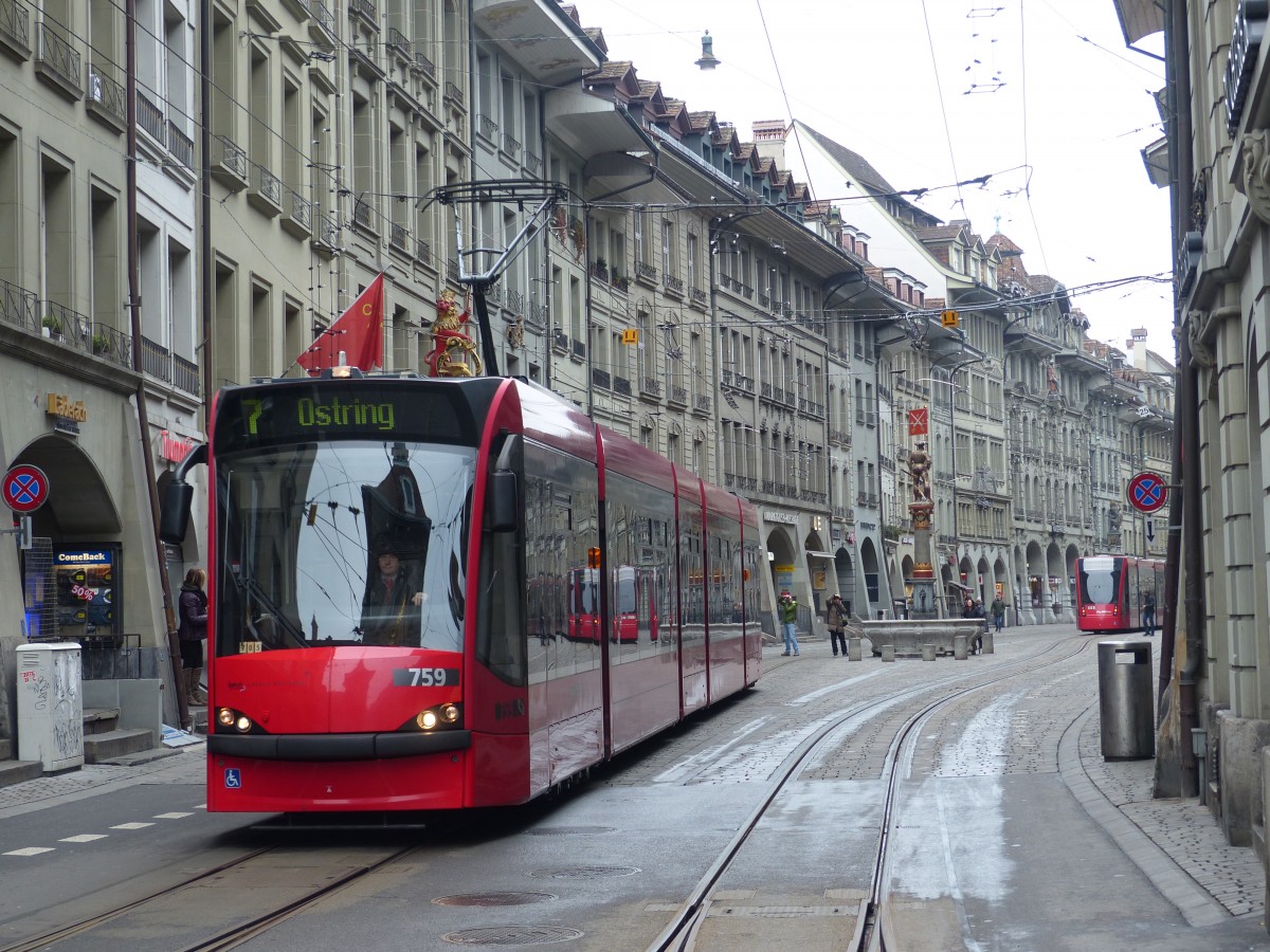 In der Marktgasse begegnete mir die Combino-Tram 759 auf der Linie 7 zum Ostring. 1.1.2016, Bern