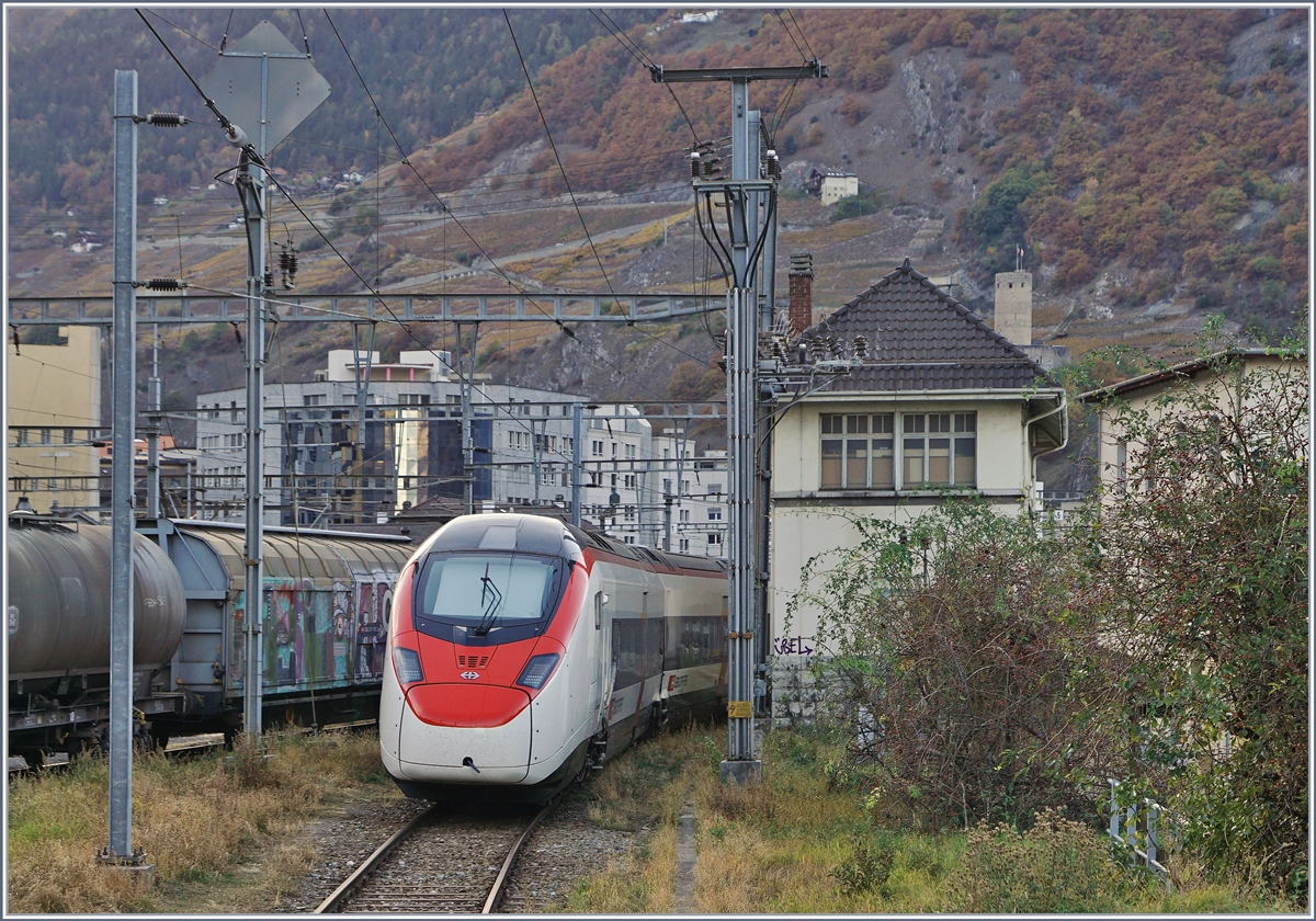 In Martigny ist der RABe 501 002 (UIC 93 85 0 501 002-6) Giruno abgestellt und wartet auf weitere Testfahrten.
30. Okt. 2017