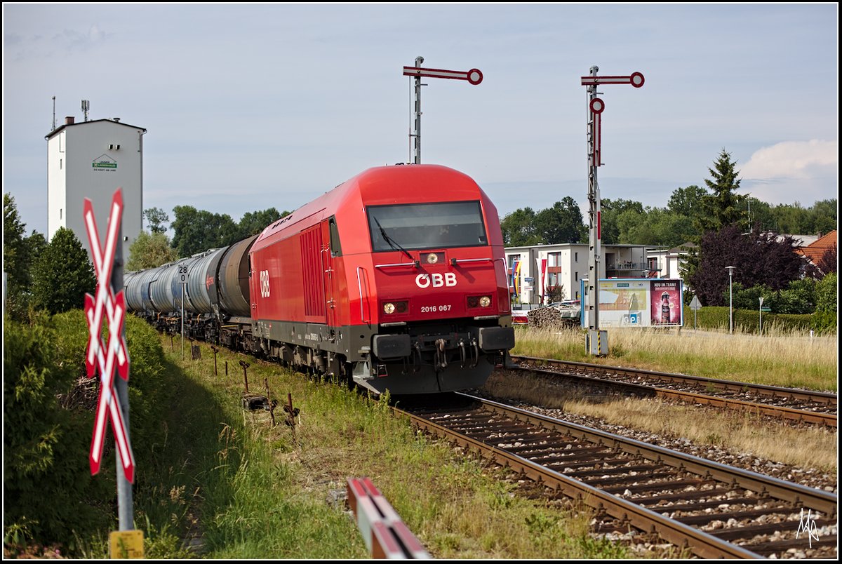 In Mauerkirchen stehen noch wunderschöne Formsignale nach deutschem Vorbild. Das Bild vom 17.07.2017 zeigt die 2016 067 bei der Einfahrt in den Bahnhof.