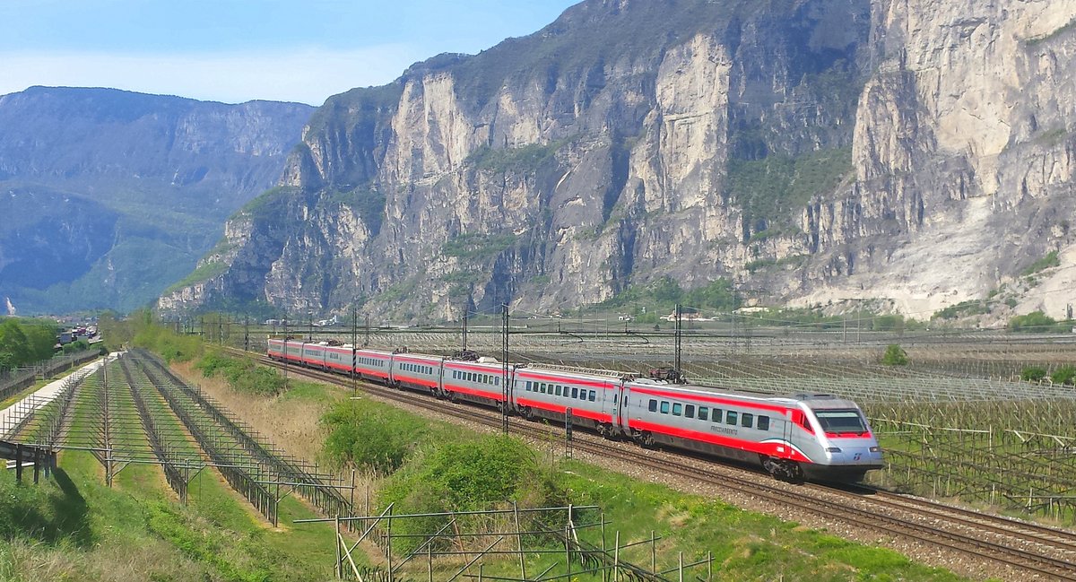 In meinem Italienurlaub waren wir mit dem Kollegen auch ein paar Bilder von den italienischen Zügen machen. Hier sehen wir einen Frecciargento ETR 485. 15.04.2015