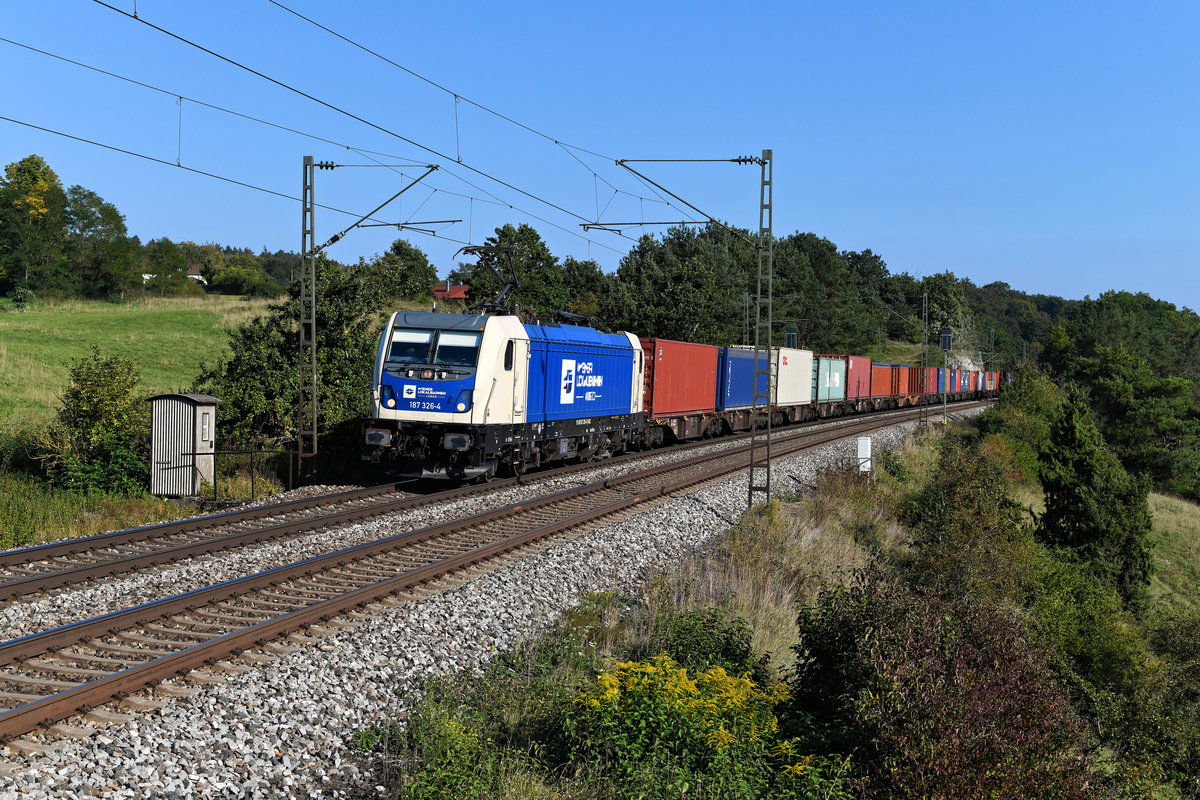 In meinen Augen sehr gefällig wirkt die Lackierung der Traxx-Maschinen der Wiener Lokalbahnen Cargo. Am 15. September 2020 konnte ich die 187 326 vor dem Containerzug DGS 42944 von Enns nach Weddewarder Tief bei Laaber in der Oberpfalz fotografieren.   