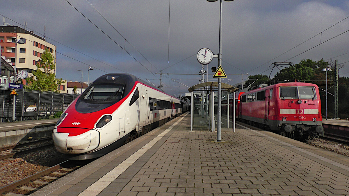 In Memmingen trafen sich am 09.10.2021 der 610 110 der SBB auf dem Weg von München nach Zürich und die DB 111 035-2, welche als RB72 nach München fahren wird.